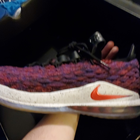 Basketball Shoes - Picture 4 of 5